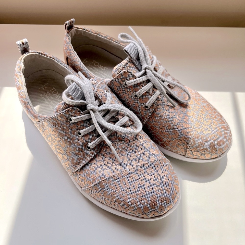 *New* TOMS Gray & Gold Sneakers with Leopard Animal Print Design Youth 5/Adult 7